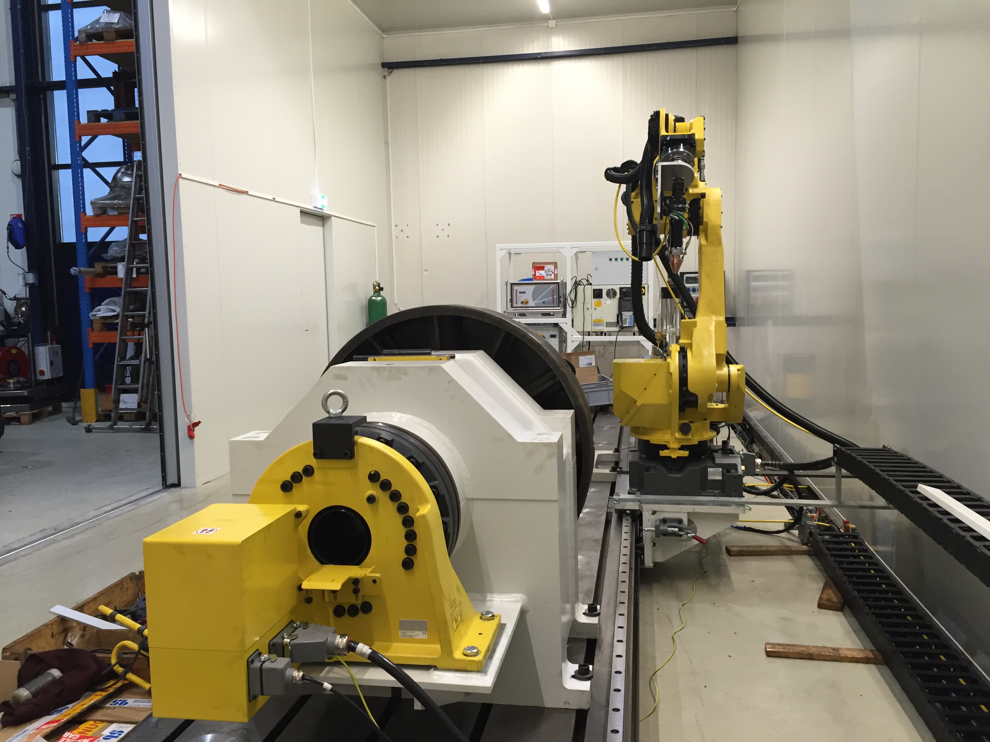 De laserclad met robot zijn geinstalleerd Lasercladding is ready